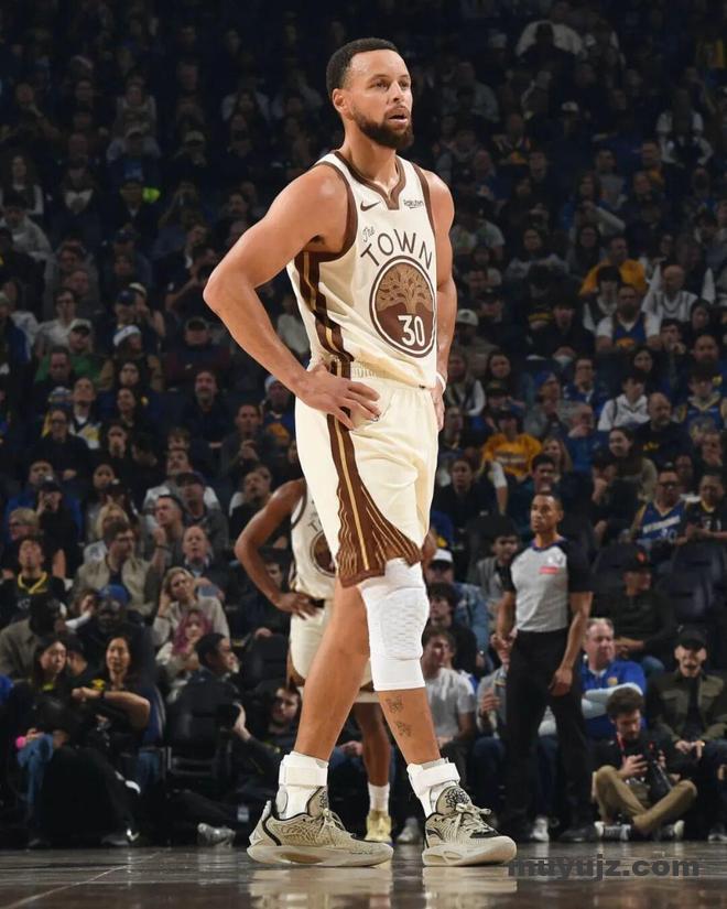 nimg-397 一年怒亏2个亿,库里和安德玛的“孽缘”